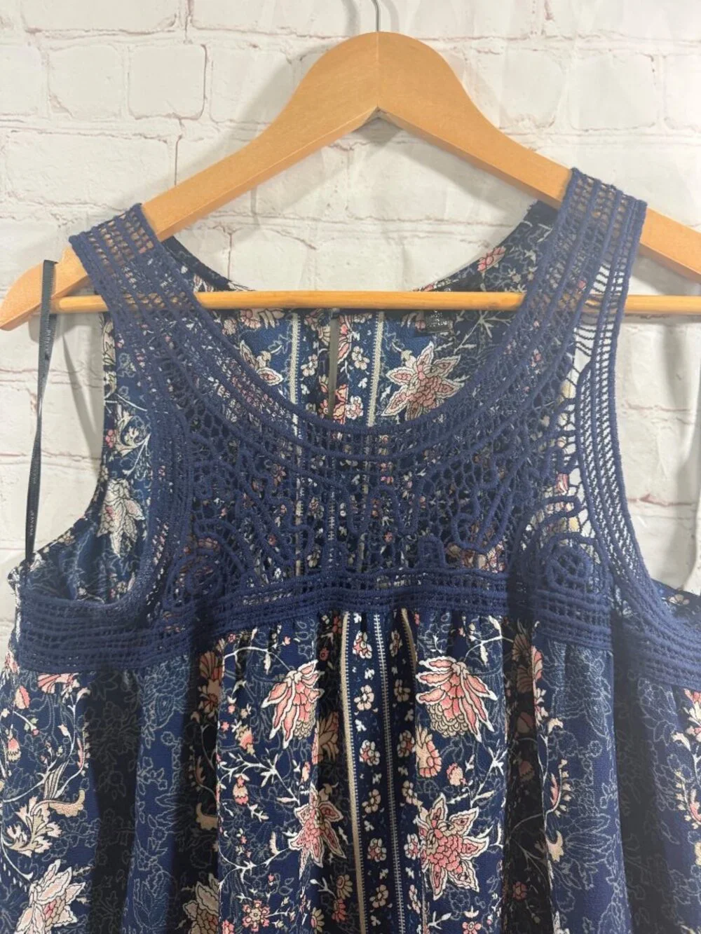 Papaya Blue Floral Lace Dress Size Large - Picture 4 of 7